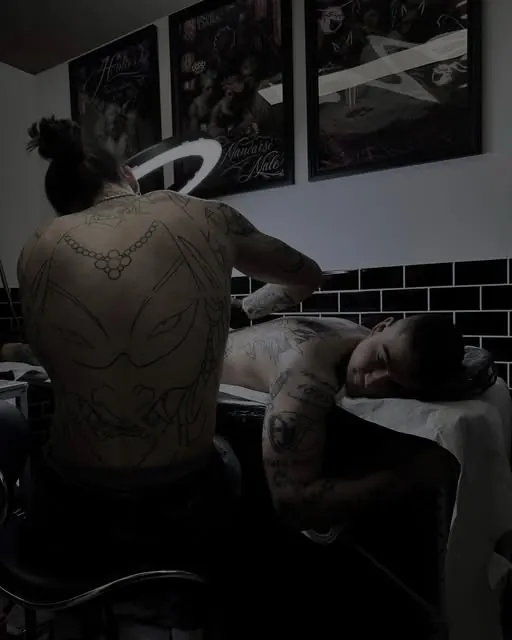 Lorenzo Pezzolato al lavoro da Oro Nero Tattoo Studio, Rubano (Padova)